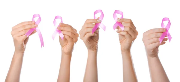 Mani femminili con nastri rosa su sfondo bianco. Concetto di sensibilizzazione sul cancro — Foto Stock