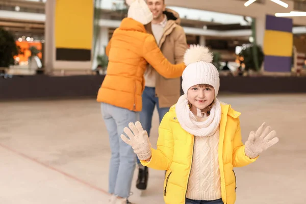 Little girl with parents on skating rink — Stock Photo, Image