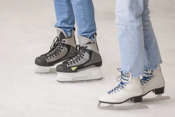 Pareja joven en pista de patinaje — Foto de Stock