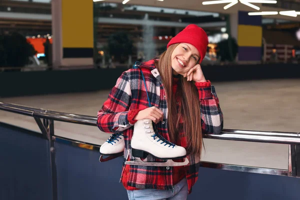 Jovem com patins de gelo perto do ringue — Fotografia de Stock