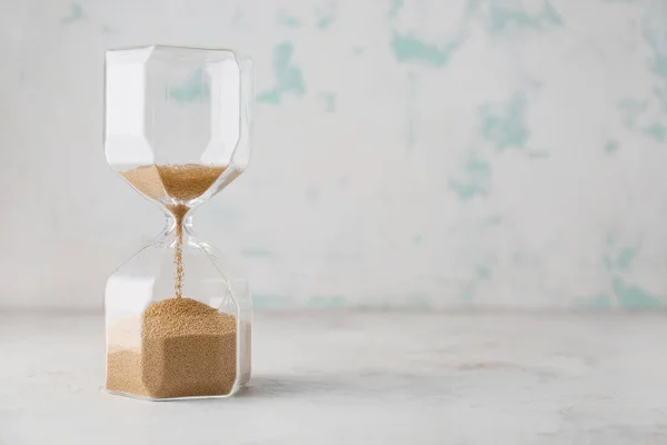 Reloj de arena sobre fondo blanco. Concepto de gestión del tiempo — Foto de Stock