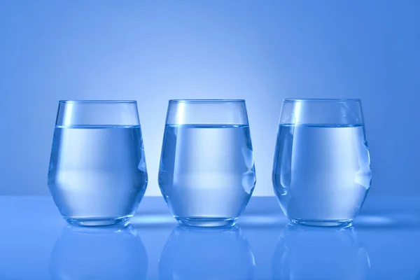 Glazen van zoet water op kleur achtergrond — Stockfoto