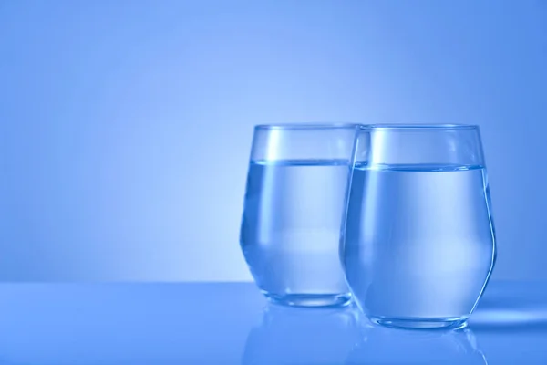 Vasos de agua dulce sobre fondo de color —  Fotos de Stock