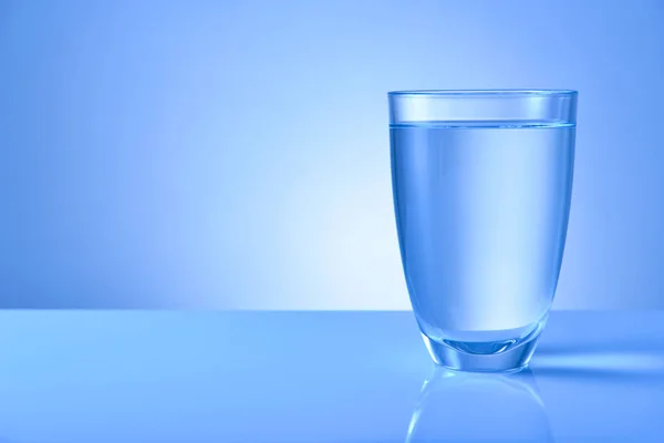 Glass of fresh water on color background — Stock Photo, Image