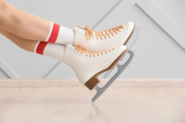 Jeune femme en chaussures de patin à glace à l'intérieur — Photo