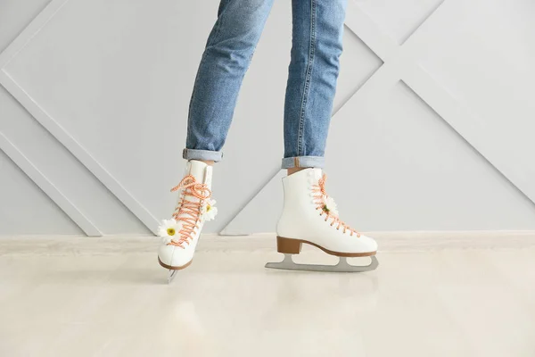 Mujer joven en zapatos de patinaje sobre hielo en interiores —  Fotos de Stock