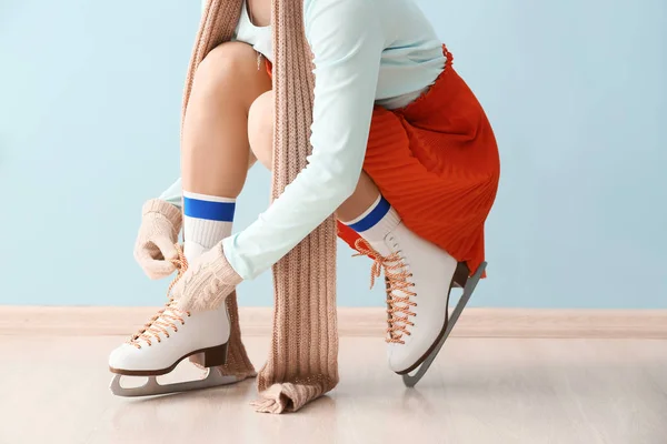 若いです女性ネクタイレースオンアイススケート靴屋内 — ストック写真