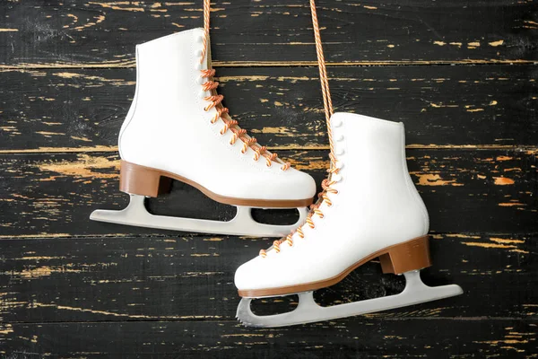 Scarpe da pattinaggio su ghiaccio su sfondo di legno scuro — Foto Stock