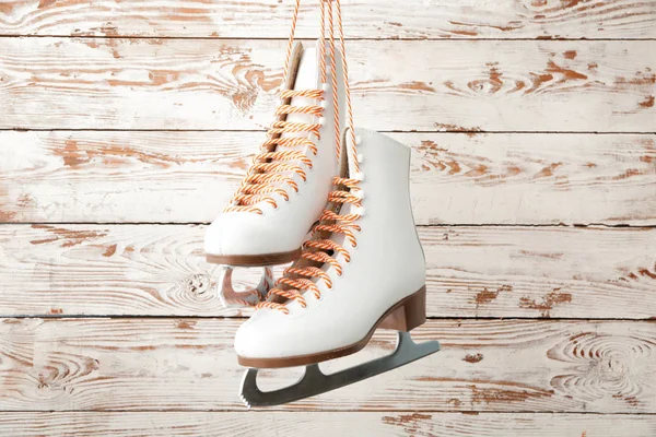 Zapatos de patín sobre hielo sobre fondo blanco de madera — Foto de Stock