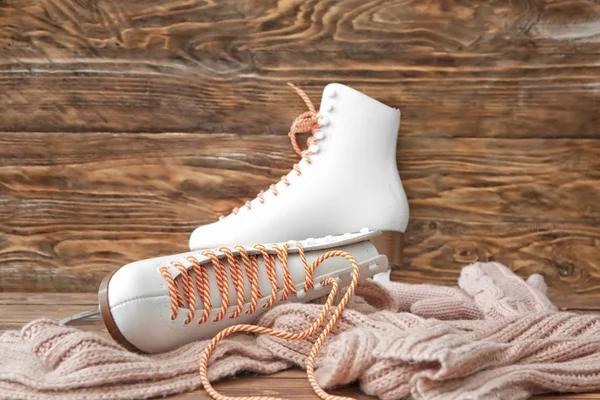 Ice skate shoes on wooden background — Stock Photo, Image