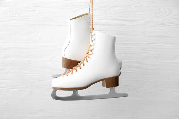 Beyaz ahşap zeminde buz pateni ayakkabıları — Stok fotoğraf