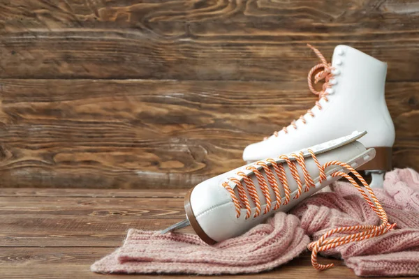 Scarpe da pattinaggio su ghiaccio su sfondo di legno — Foto Stock