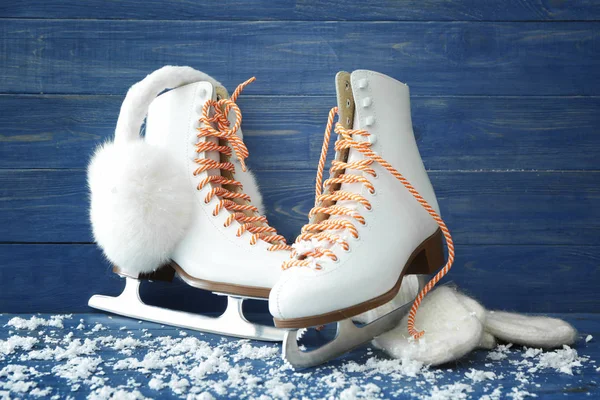 Zapatos de patinaje sobre hielo sobre fondo de madera color — Foto de Stock