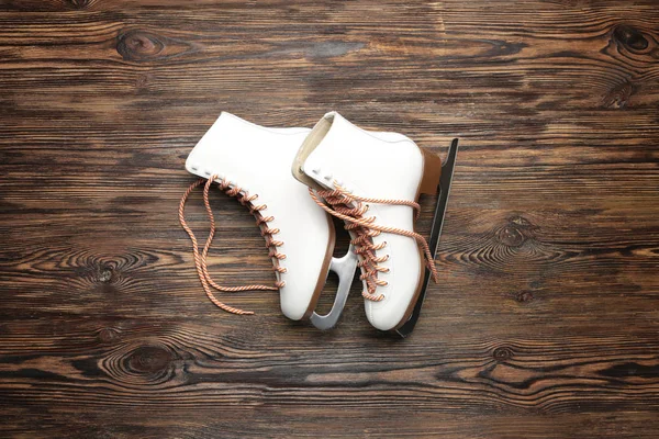 Chaussures de patin à glace sur fond en bois — Photo