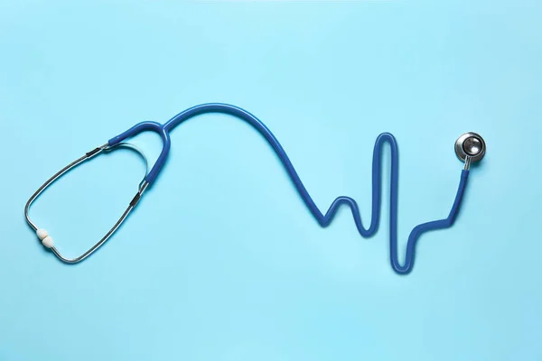 Modernes Stethoskop auf farbigem Hintergrund — Stockfoto