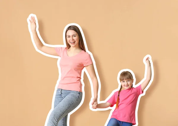 Feliz madre y su pequeña hija bailando sobre fondo de color — Foto de Stock