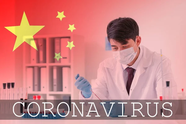 Médico asiático trabajando en laboratorio. Concepto de epidemia de Coronavirus — Foto de Stock
