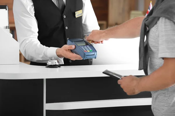 Man paying for hotel room at reception — 스톡 사진