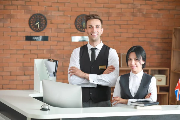 Recepciósok portréja a hotelben — Stock Fotó