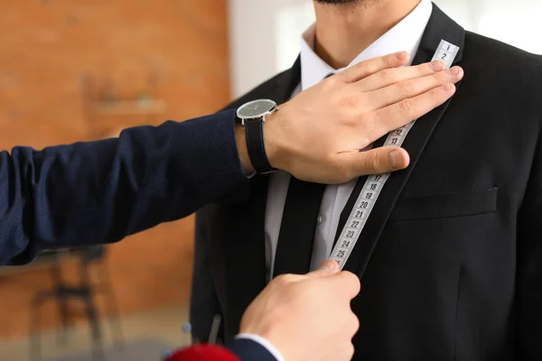 Adaptador masculino que toma las medidas del cliente en el taller —  Fotos de Stock