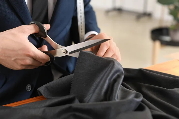 Joven sastre trabajando en atelier, primer plano — Foto de Stock