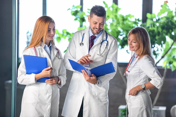 Médicos discutiendo algo en la sala de la clínica — Foto de Stock