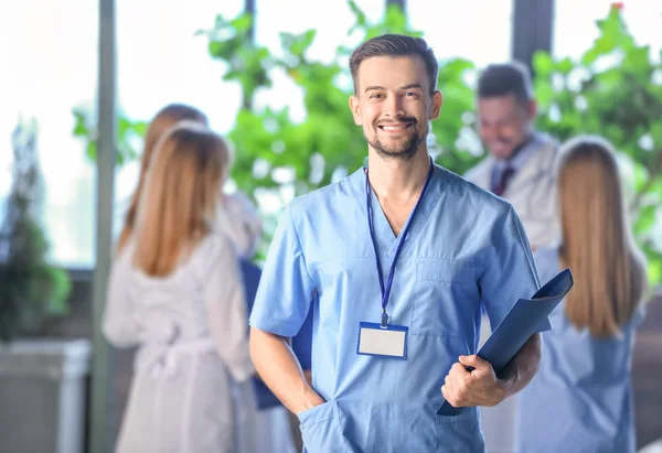 Médico masculino no corredor da clínica — Fotografia de Stock