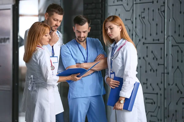 Doctors discussing something in hall of clinic — Stock Photo, Image