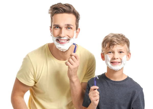 Ojciec i jego synek golą się na białym tle — Zdjęcie stockowe