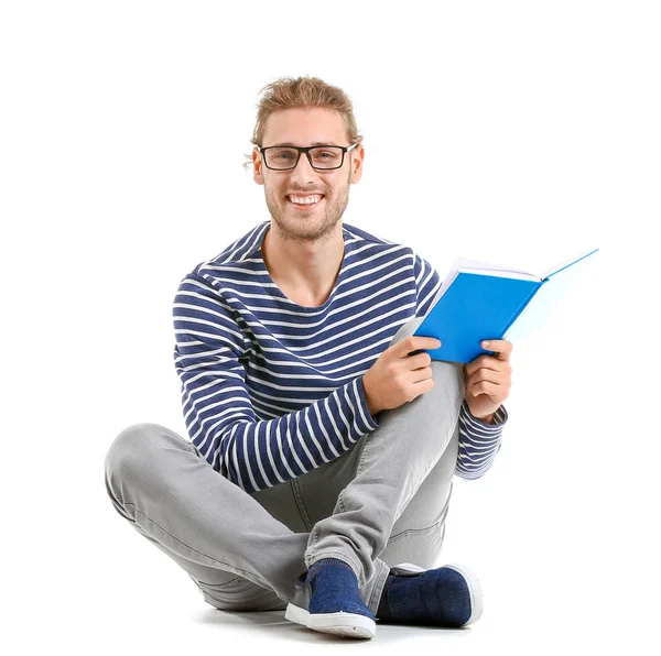 Bonito homem com livro sobre fundo branco — Fotografia de Stock