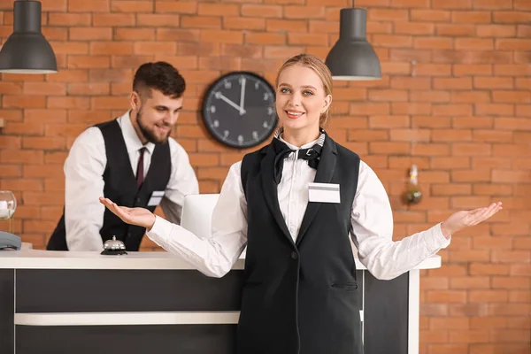 Recepcionistas masculinas e femininas em hotel — Fotografia de Stock