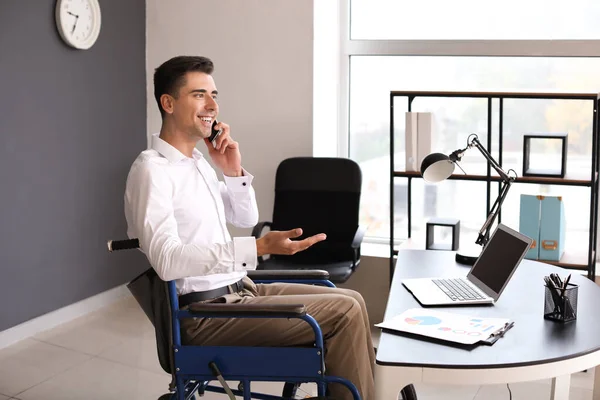 Joven discapacitado hablando por teléfono en la oficina — Foto de Stock