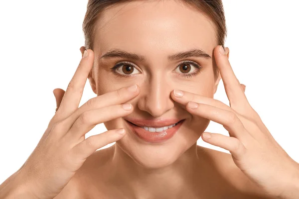 Mooie jonge vrouw met gezonde huid op witte achtergrond — Stockfoto