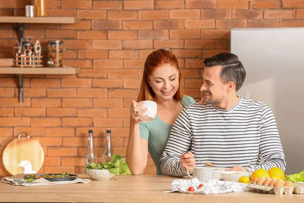 Счастливая пара дома на кухне — стоковое фото