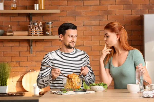 Pasangan bahagia memasak bersama di dapur — Stok Foto