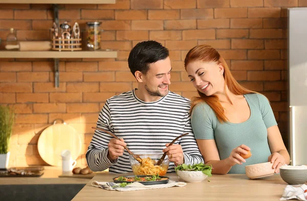 Gelukkige paar samen koken in de keuken — Stockfoto