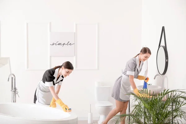Gyönyörű szobalányok takarítás hotel fürdőszoba — Stock Fotó