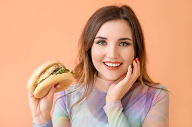 Renkli burgerli güzel bir genç kadının portresi.