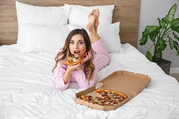 Manhã de bela jovem mulher comendo pizza saborosa no quarto — Fotografia de Stock