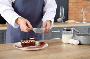 Erkek aşçı mutfakta yemek pişiriyor.