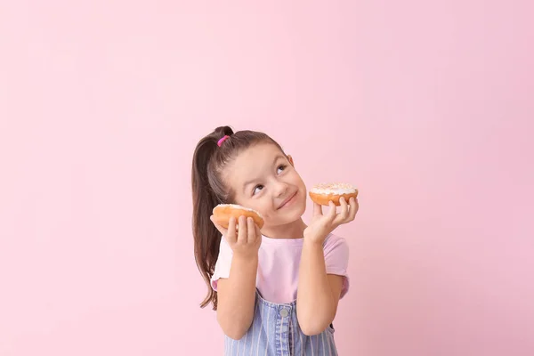 面白いです女の子とともにドーナツ上の色の背景 — ストック写真