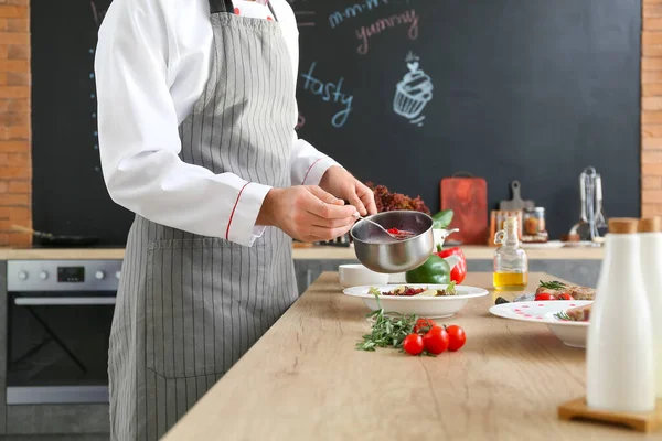 男厨师在厨房里做饭 — 图库照片