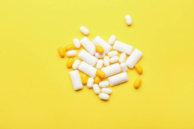 Renk arkaplanında farklı sakız çiğneme