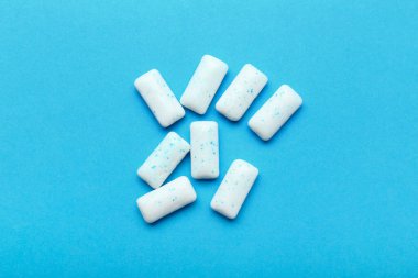 Dişetleri renk arkaplanı üzerinde çiğniyor