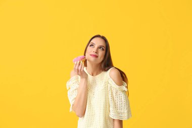 Renkli donutlu güzel bir genç kadın.