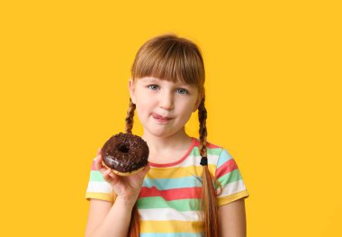 Renkli donutlu komik küçük kız.