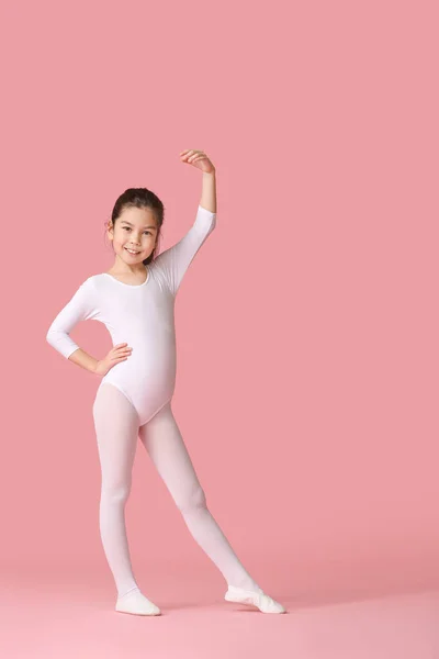 Милая маленькая балерина на цветном фоне — стоковое фото