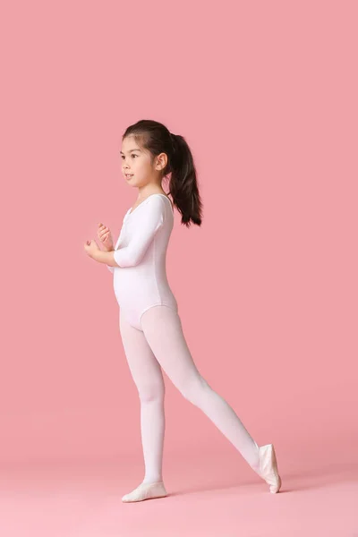 Милая маленькая балерина на цветном фоне — стоковое фото