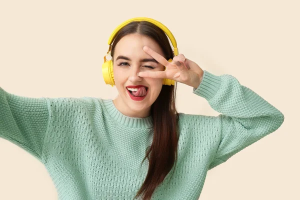 Beautiful young woman taking selfie on color background — Stock Photo, Image