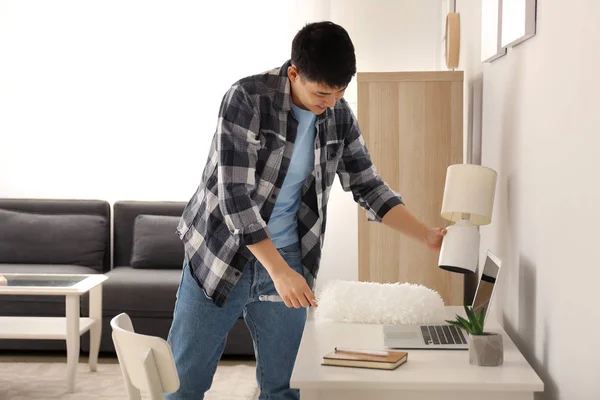 Joven asiático hombre limpieza mesa en casa — Foto de Stock